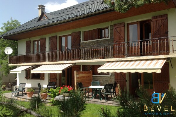 (73) ALBIEZ-MONTROND - Joli Bâtiment 3 logements - Idéal investissement - Centre station - Jardin - Places par