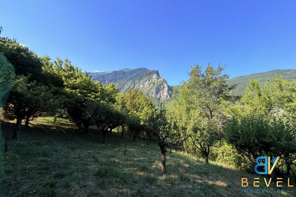 À VENDRE   EXCLUSIVITÉ  (73) SAINT-JULIEN-MONT-DENIS   TERRAIN DE 1 446 m2 DONT 760 m2 CONSTRUCTIBLES